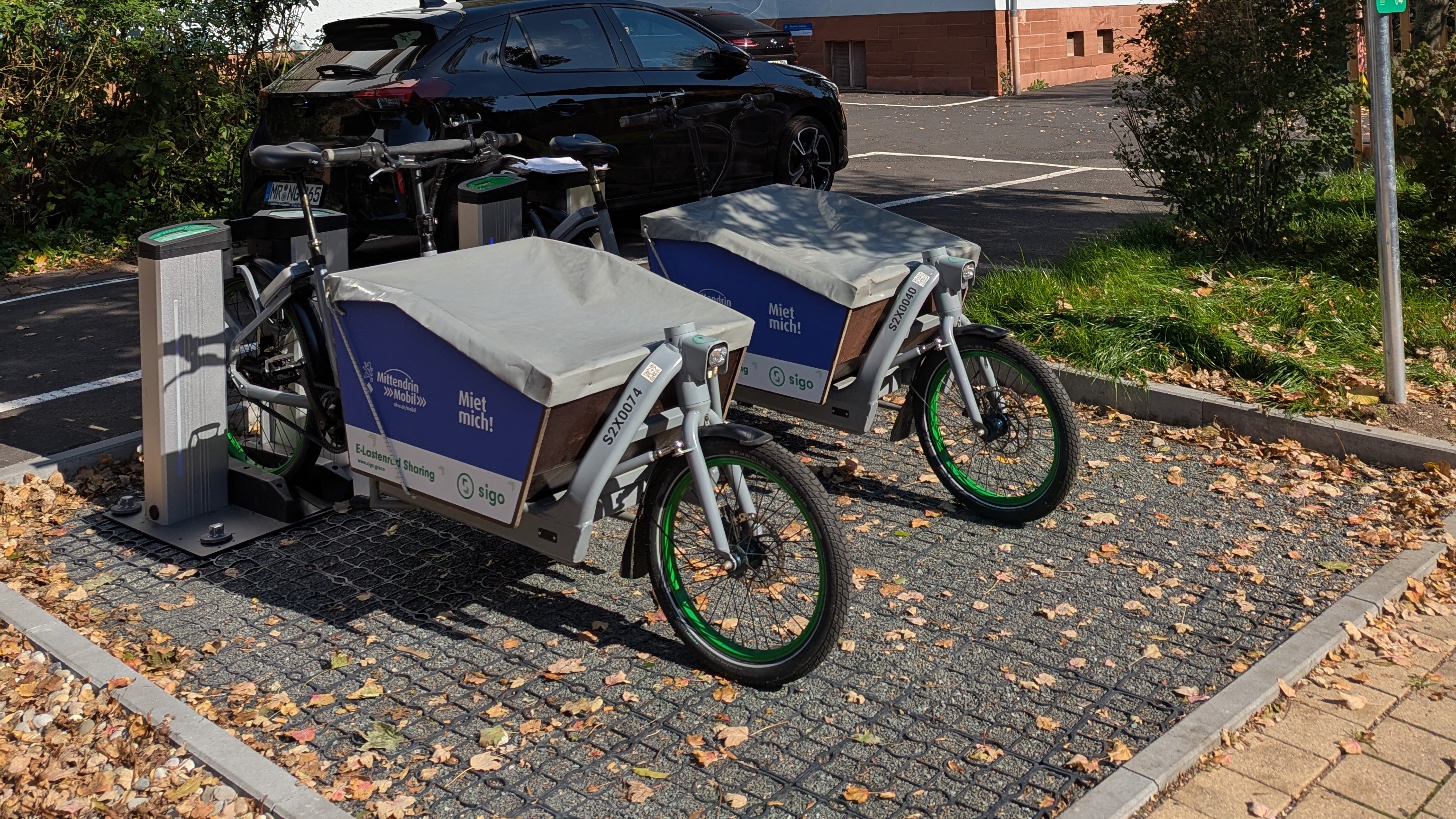 Station mit Rasengitter/Kiesgitter